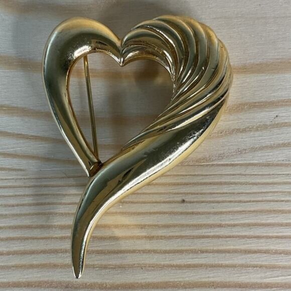 Vintage 80s Abstract Gold Tone Heart Brooch Pin - Picture 1 of 4